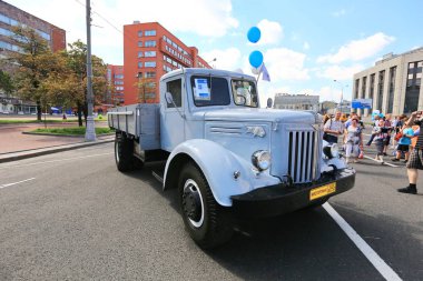Moskova, Sakharov Avenue, 8 Ağustos 2015. Eski şehir otobüsler, arabalar ve diğer yardımcı malzemeleri yıllık Sergisi. Düzenleyen Mosgortrans.