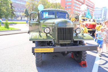 Moskova, Sakharov Avenue, 8 Ağustos 2015. Eski şehir otobüsler, arabalar ve diğer yardımcı malzemeleri yıllık Sergisi. Düzenleyen Mosgortrans.