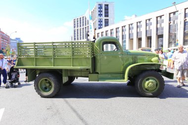 Moskova, Sakharov Avenue, 8 Ağustos 2015. Eski şehir otobüsler, arabalar ve diğer yardımcı malzemeleri yıllık Sergisi. Düzenleyen Mosgortrans.