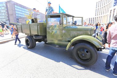 Moskova, Sakharov Avenue, 8 Ağustos 2015. Eski şehir otobüsler, arabalar ve diğer yardımcı malzemeleri yıllık Sergisi. Düzenleyen Mosgortrans.