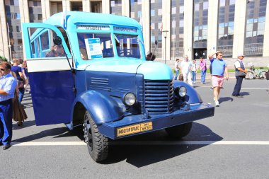 Moskova, Sakharov Avenue, 8 Ağustos 2015. Eski şehir otobüsler, arabalar ve diğer yardımcı malzemeleri yıllık Sergisi. Düzenleyen Mosgortrans.