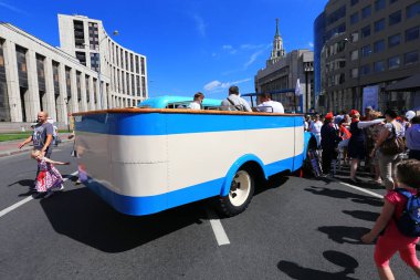 Moskova, Sakharov Avenue, 8 Ağustos 2015. Eski şehir otobüsler, arabalar ve diğer yardımcı malzemeleri yıllık Sergisi. Düzenleyen Mosgortrans.