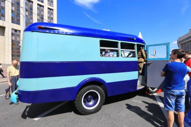 Moskova, Sakharov Avenue, 8 Ağustos 2015. Eski şehir otobüsler, arabalar ve diğer yardımcı malzemeleri yıllık Sergisi. Düzenleyen Mosgortrans.