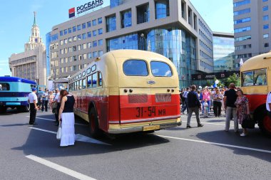 Moskova, Sakharov Avenue, 8 Ağustos 2015. Eski şehir otobüsler, arabalar ve diğer yardımcı malzemeleri yıllık Sergisi. Düzenleyen Mosgortrans.