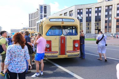 Moskova, Sakharov Avenue, 8 Ağustos 2015. Eski şehir otobüsler, arabalar ve diğer yardımcı malzemeleri yıllık Sergisi. Düzenleyen Mosgortrans.