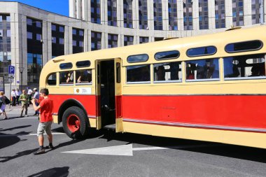 Moskova, Sakharov Avenue, 8 Ağustos 2015. Eski şehir otobüsler, arabalar ve diğer yardımcı malzemeleri yıllık Sergisi. Düzenleyen Mosgortrans.