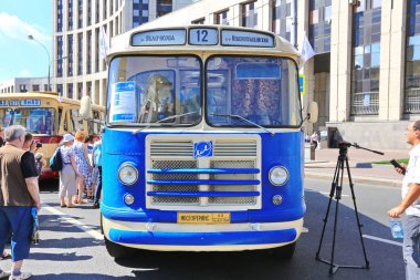 Moskova, Sakharov Avenue, 8 Ağustos 2015. Eski şehir otobüsler, arabalar ve diğer yardımcı malzemeleri yıllık Sergisi. Düzenleyen Mosgortrans.