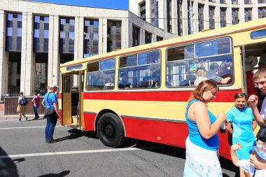 Moskova, Sakharov Avenue, 8 Ağustos 2015. Eski şehir otobüsler, arabalar ve diğer yardımcı malzemeleri yıllık Sergisi. Düzenleyen Mosgortrans.