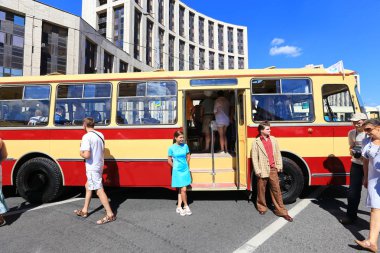 Moskova, Sakharov Avenue, 8 Ağustos 2015. Eski şehir otobüsler, arabalar ve diğer yardımcı malzemeleri yıllık Sergisi. Düzenleyen Mosgortrans.