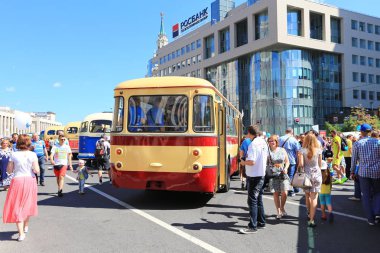 Moskova, Sakharov Avenue, 8 Ağustos 2015. Eski şehir otobüsler, arabalar ve diğer yardımcı malzemeleri yıllık Sergisi. Düzenleyen Mosgortrans.