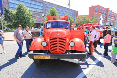 Moskova, Sakharov Avenue, 8 Ağustos 2015. Eski şehir otobüsler, arabalar ve diğer yardımcı malzemeleri yıllık Sergisi. Düzenleyen Mosgortrans.