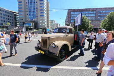 Moskova, Sakharov Avenue, 8 Ağustos 2015. Eski şehir otobüsler, arabalar ve diğer yardımcı malzemeleri yıllık Sergisi. Düzenleyen Mosgortrans.