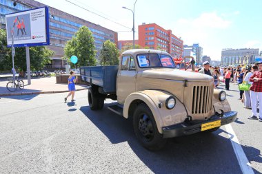 Moskova, Sakharov Avenue, 8 Ağustos 2015. Eski şehir otobüsler, arabalar ve diğer yardımcı malzemeleri yıllık Sergisi. Düzenleyen Mosgortrans.