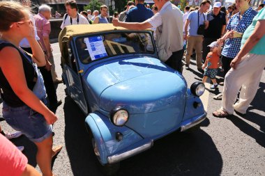 Moskova, Sakharov Avenue, 8 Ağustos 2015. Eski şehir otobüsler, arabalar ve diğer yardımcı malzemeleri yıllık Sergisi. Düzenleyen Mosgortrans.