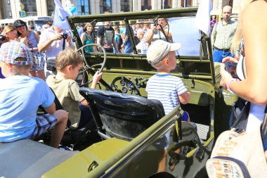 Moskova, Sakharov Avenue, 8 Ağustos 2015. Eski şehir otobüsler, arabalar ve diğer yardımcı malzemeleri yıllık Sergisi. Düzenleyen Mosgortrans.