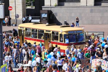Moskova, Sakharov Avenue, 8 Ağustos 2015. Eski şehir otobüsler, arabalar ve diğer yardımcı malzemeleri yıllık Sergisi. Düzenleyen Mosgortrans.
