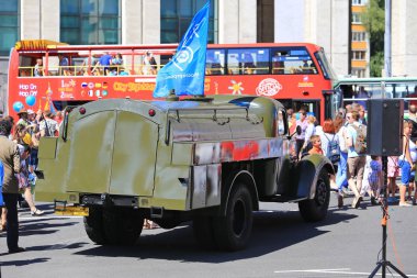 Moskova, Sakharov Avenue, 8 Ağustos 2015. Eski şehir otobüsler, arabalar ve diğer yardımcı malzemeleri yıllık Sergisi. Düzenleyen Mosgortrans.