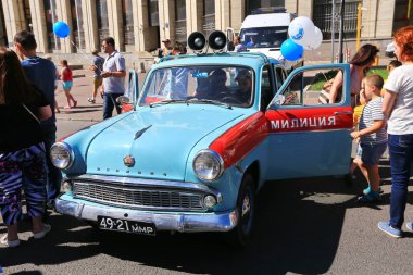 Moskova, Sakharov Avenue, 8 Ağustos 2015. Eski şehir otobüsler, arabalar ve diğer yardımcı malzemeleri yıllık Sergisi. Düzenleyen Mosgortrans.