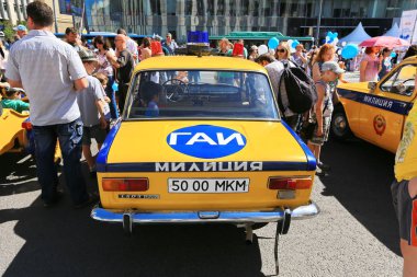 Moskova, Sakharov Avenue, 8 Ağustos 2015. Eski şehir otobüsler, arabalar ve diğer yardımcı malzemeleri yıllık Sergisi. Düzenleyen Mosgortrans.