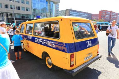 Moskova, Sakharov Avenue, 8 Ağustos 2015. Eski şehir otobüsler, arabalar ve diğer yardımcı malzemeleri yıllık Sergisi. Düzenleyen Mosgortrans.