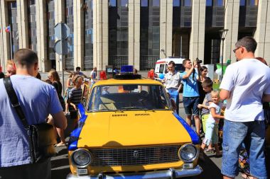 Moskova, Sakharov Avenue, 8 Ağustos 2015. Eski şehir otobüsler, arabalar ve diğer yardımcı malzemeleri yıllık Sergisi. Düzenleyen Mosgortrans.