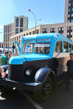 Moskova, Sakharov Avenue, 8 Ağustos 2015. Eski şehir otobüsler, arabalar ve diğer yardımcı malzemeleri yıllık Sergisi. Düzenleyen Mosgortrans.