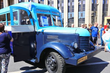 Moskova, Sakharov Avenue, 8 Ağustos 2015. Eski şehir otobüsler, arabalar ve diğer yardımcı malzemeleri yıllık Sergisi. Düzenleyen Mosgortrans.