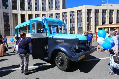 Moskova, Sakharov Avenue, 8 Ağustos 2015. Eski şehir otobüsler, arabalar ve diğer yardımcı malzemeleri yıllık Sergisi. Düzenleyen Mosgortrans.