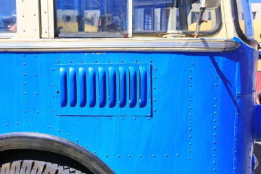 Moskova, Sakharov Avenue, 8 Ağustos 2015. Eski şehir otobüsler, arabalar ve diğer yardımcı malzemeleri yıllık Sergisi. Düzenleyen Mosgortrans.