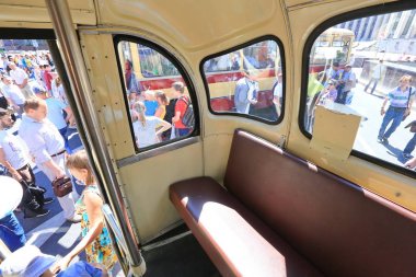 Moskova, Sakharov Avenue, 8 Ağustos 2015. Eski şehir otobüsler, arabalar ve diğer yardımcı malzemeleri yıllık Sergisi. Düzenleyen Mosgortrans.