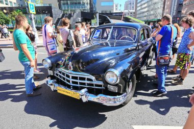 Moskova, Sakharov Avenue, 8 Ağustos 2015. Eski şehir otobüsler, arabalar ve diğer yardımcı malzemeleri yıllık Sergisi. Düzenleyen Mosgortrans.