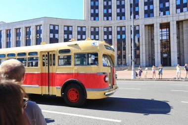 Moskova, Sakharov Avenue, 8 Ağustos 2015. Eski şehir otobüsler, arabalar ve diğer yardımcı malzemeleri yıllık Sergisi. Düzenleyen Mosgortrans.