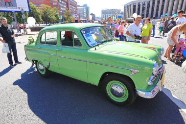 Moskova, Sakharov Avenue, 8 Ağustos 2015. Eski şehir otobüsler, arabalar ve diğer yardımcı malzemeleri yıllık Sergisi. Düzenleyen Mosgortrans.