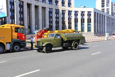 Moskova, Sakharov Avenue, 8 Ağustos 2015. Eski şehir otobüsler, arabalar ve diğer yardımcı malzemeleri yıllık Sergisi. Düzenleyen Mosgortrans.
