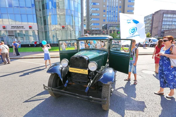 Moskova, Sakharov Avenue, 8 Ağustos 2015. Eski şehir otobüsler, arabalar ve diğer yardımcı malzemeleri yıllık Sergisi. Düzenleyen Mosgortrans.