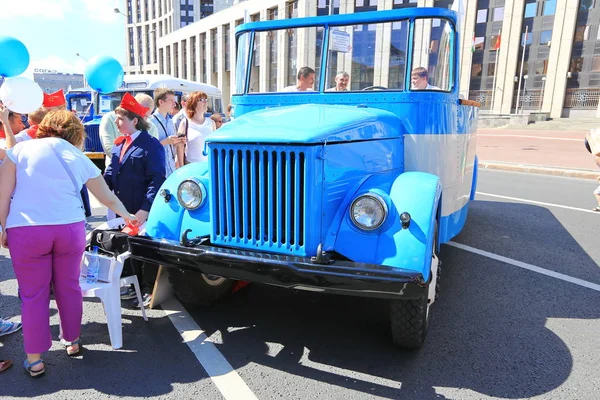 Moskova, Sakharov Avenue, 8 Ağustos 2015. Eski şehir otobüsler, arabalar ve diğer yardımcı malzemeleri yıllık Sergisi. Düzenleyen Mosgortrans.