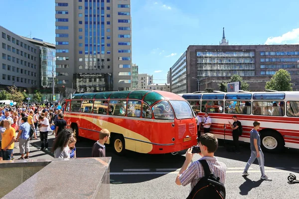 Moskova Sakharov Avenue Ağustos 2015 Eski Şehir Otobüsler Arabalar Diğer — Stok fotoğraf