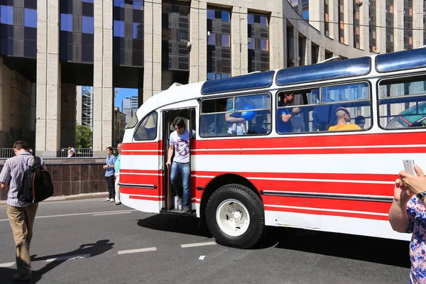 Moscú Avenida Sajarov Agosto 2015 Exposición Anual Autobuses Urbanos Antiguos —  Fotos de Stock