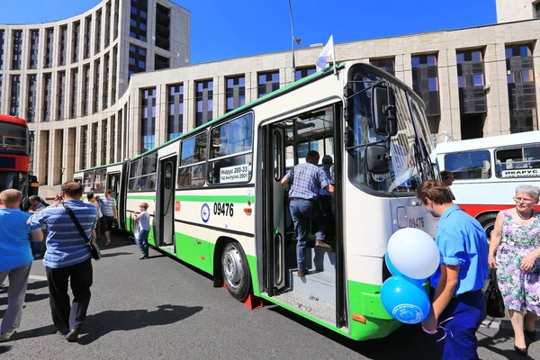 Moscú Avenida Sajarov Agosto 2015 Exposición Anual Autobuses Urbanos Antiguos —  Fotos de Stock