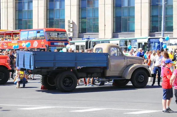 Moskova, Sakharov Avenue, 8 Ağustos 2015. Eski şehir otobüsler, arabalar ve diğer yardımcı malzemeleri yıllık Sergisi. Düzenleyen Mosgortrans.