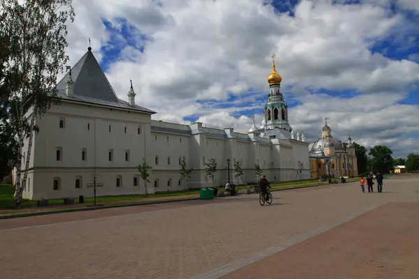 2000 古代ロシア ヴォログダは実際の観光真珠です 都市にはさまざまな建築様式で建てられた教会の数が多い クレムリン広場 ヴォログダ クレムリン ヴォログダの木造建築 ソフィア大聖堂 — ストック写真