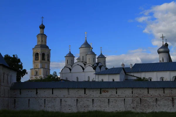 2000年6月12日 古俄罗斯沃洛格达是真正的旅游明珠 城市有许多教会 修造以不同的建筑样式 克里姆林宫广场和沃洛格达克里姆林宫 沃洛格达木制建筑 索菲亚大教堂 — 图库照片