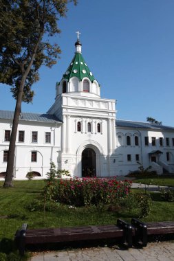 Mayıs 2008, Eylül 2009. Kostroma, şehrin pitoresk Volga kıyısında yer alır. Tatlı kulübe, oyma şehrin merkezi bölümünde asil Konakları ve tüccar ticaret satırları korunur. Ipatievsky Monastery.The Romanov.