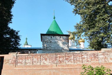 Mayıs 2008, Eylül 2009. Kostroma, şehrin pitoresk Volga kıyısında yer alır. Tatlı kulübe, oyma şehrin merkezi bölümünde asil Konakları ve tüccar ticaret satırları korunur. Ipatievsky Monastery.The Romanov.