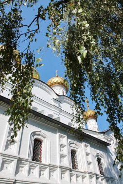 Mayıs 2008, Eylül 2009. Kostroma, şehrin pitoresk Volga kıyısında yer alır. Tatlı kulübe, oyma şehrin merkezi bölümünde asil Konakları ve tüccar ticaret satırları korunur. Ipatievsky Monastery.The Romanov.