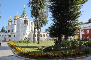 Mayıs 2008, Eylül 2009. Kostroma, şehrin pitoresk Volga kıyısında yer alır. Tatlı kulübe, oyma şehrin merkezi bölümünde asil Konakları ve tüccar ticaret satırları korunur. Ipatievsky Monastery.The Romanov.