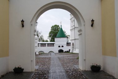 Mayıs 2008, Eylül 2009. Kostroma, şehrin pitoresk Volga kıyısında yer alır. Tatlı kulübe, oyma şehrin merkezi bölümünde asil Konakları ve tüccar ticaret satırları korunur. Ipatievsky Monastery.The Romanov.