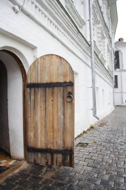 Mayıs 2008, Eylül 2009. Kostroma, şehrin pitoresk Volga kıyısında yer alır. Tatlı kulübe, oyma şehrin merkezi bölümünde asil Konakları ve tüccar ticaret satırları korunur. Ipatievsky Monastery.The Romanov.