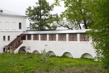 Mayıs 2008, Eylül 2009. Kostroma, şehrin pitoresk Volga kıyısında yer alır. Tatlı kulübe, oyma şehrin merkezi bölümünde asil Konakları ve tüccar ticaret satırları korunur. Ipatievsky Monastery.The Romanov.