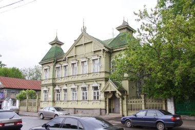 Mayıs 2008, Eylül 2009. Kostroma, şehrin pitoresk Volga kıyısında yer alır. Tatlı kulübe, oyma şehrin merkezi bölümünde asil Konakları ve tüccar ticaret satırları korunur. Ipatievsky Monastery.The Romanov.